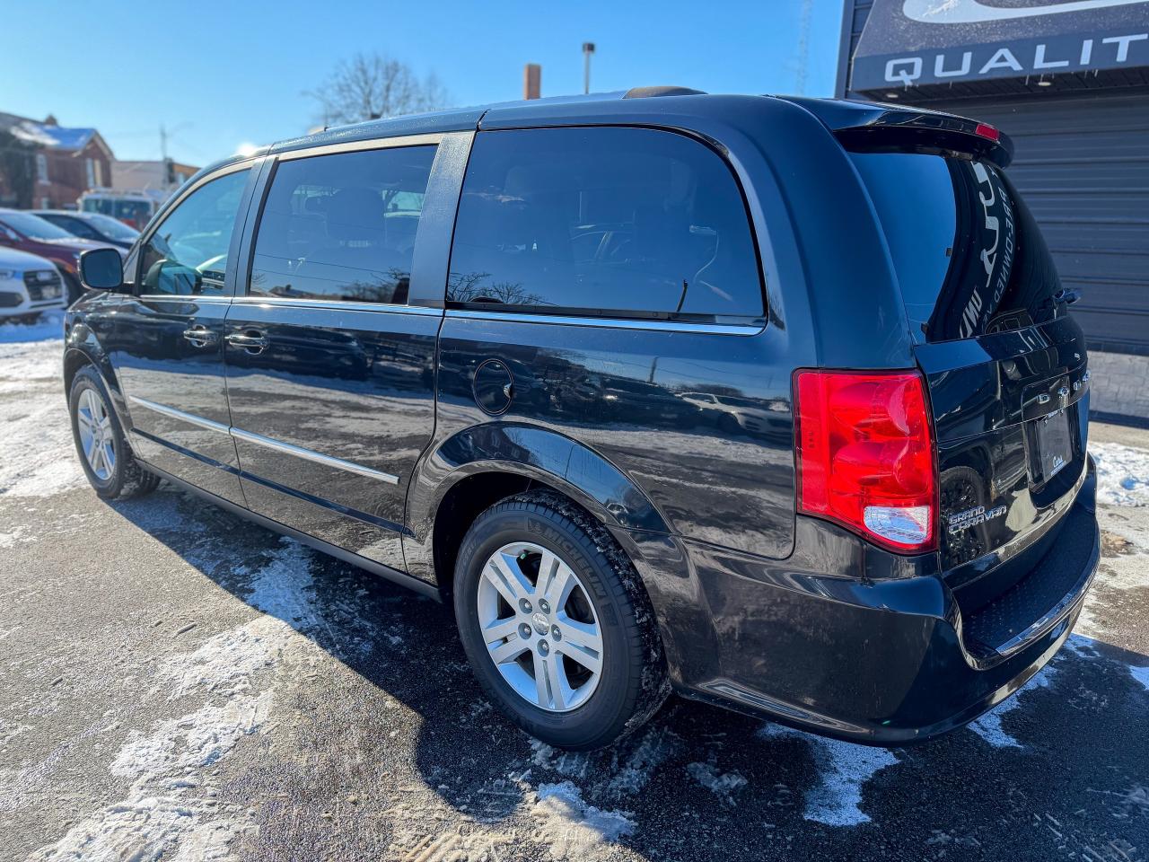 2017 Dodge Grand Caravan Crew Plus/P. SLIDING DOORS/DVD/LEATHER/LOW KM/NAVI Photo