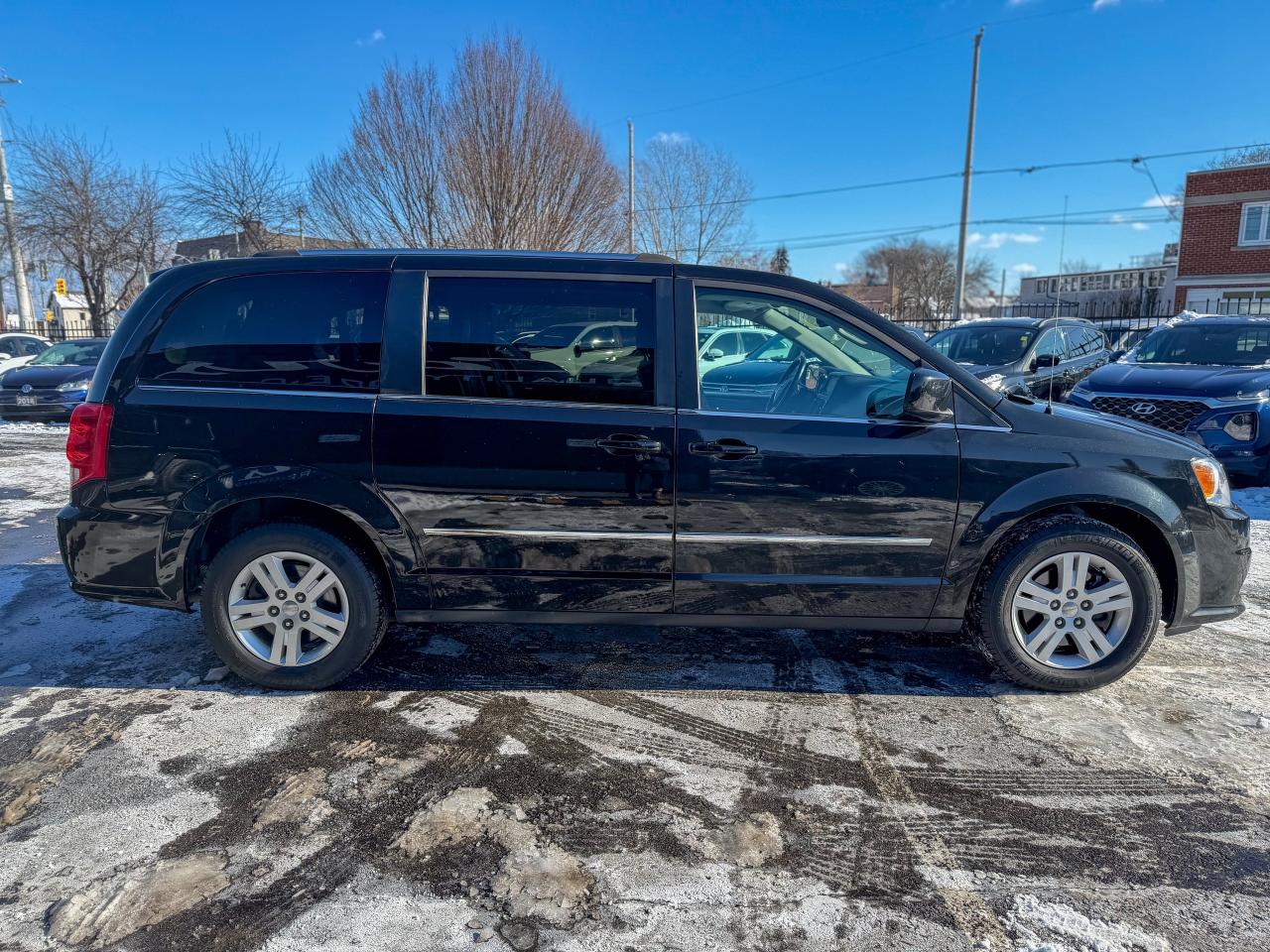 2017 Dodge Grand Caravan Crew Plus/P. SLIDING DOORS/DVD/LEATHER/LOW KM/NAVI Photo