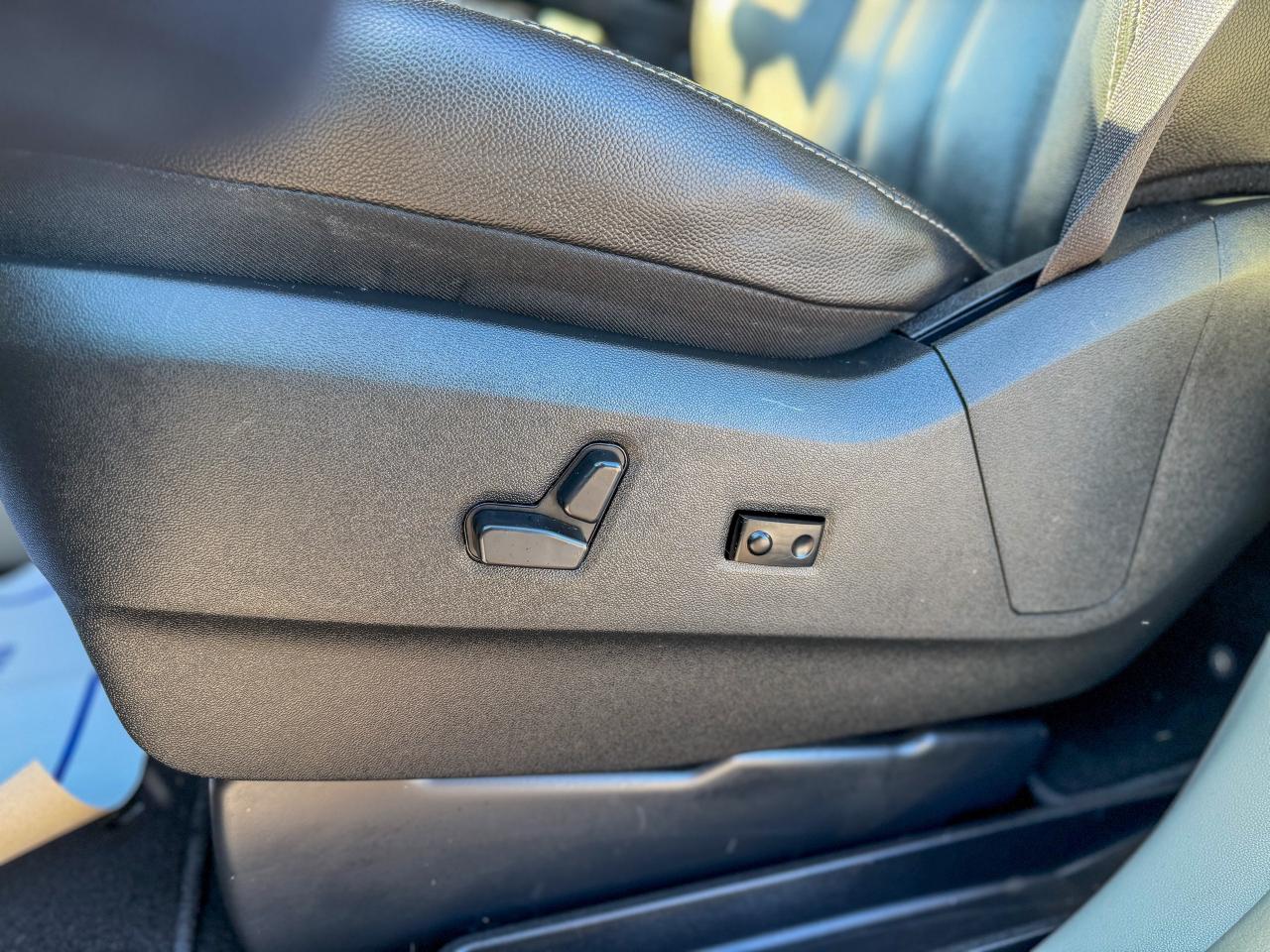 2017 Dodge Grand Caravan Crew Plus/P. SLIDING DOORS/DVD/LEATHER/LOW KM/NAVI Photo