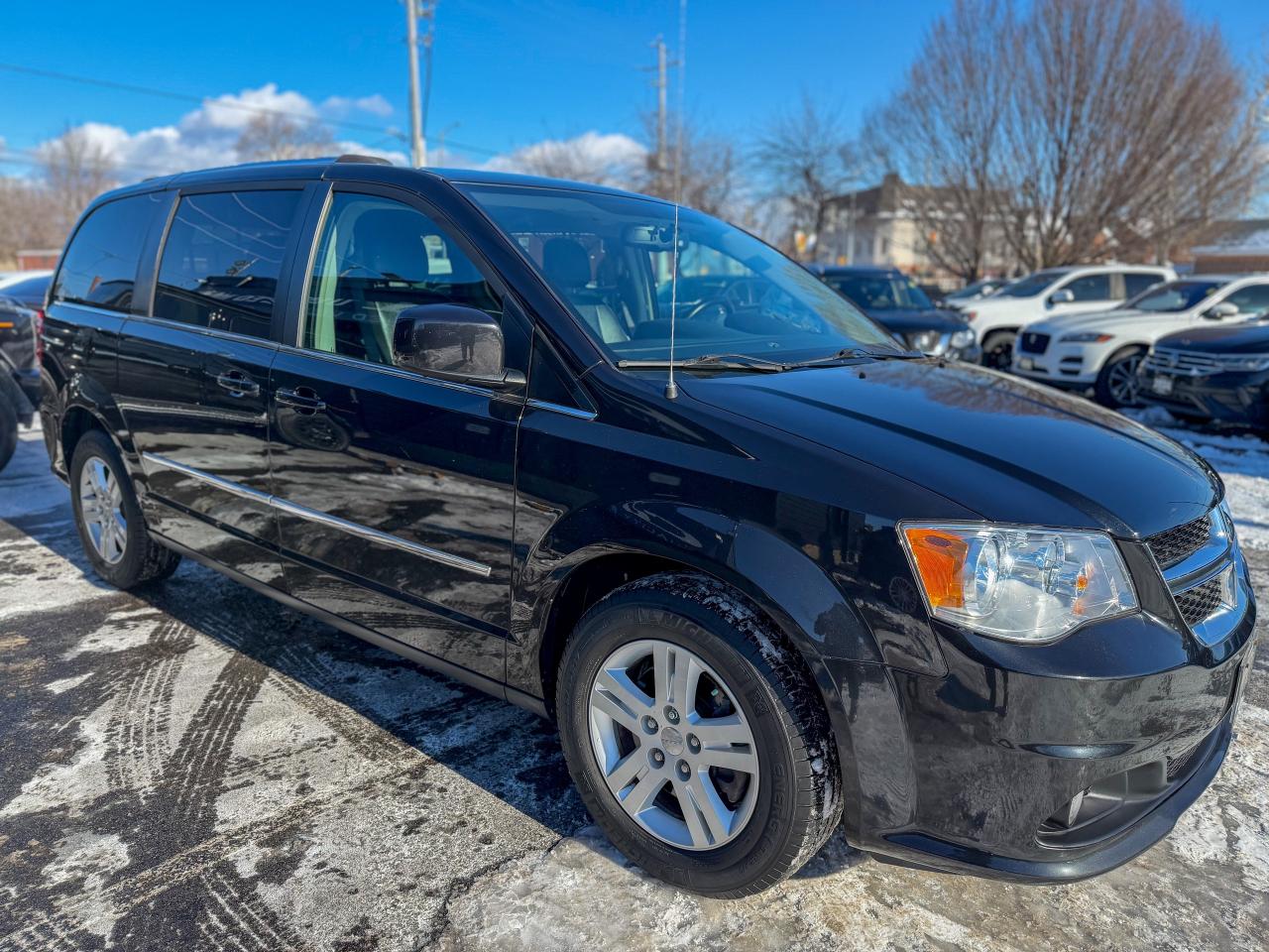 2017 Dodge Grand Caravan Crew Plus/P. SLIDING DOORS/DVD/LEATHER/LOW KM/NAVI Photo