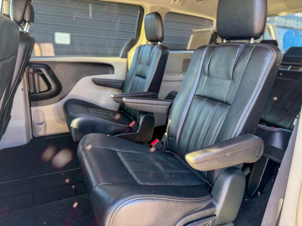 2017 Dodge Grand Caravan Crew Plus/P. SLIDING DOORS/DVD/LEATHER/LOW KM/NAVI Photo