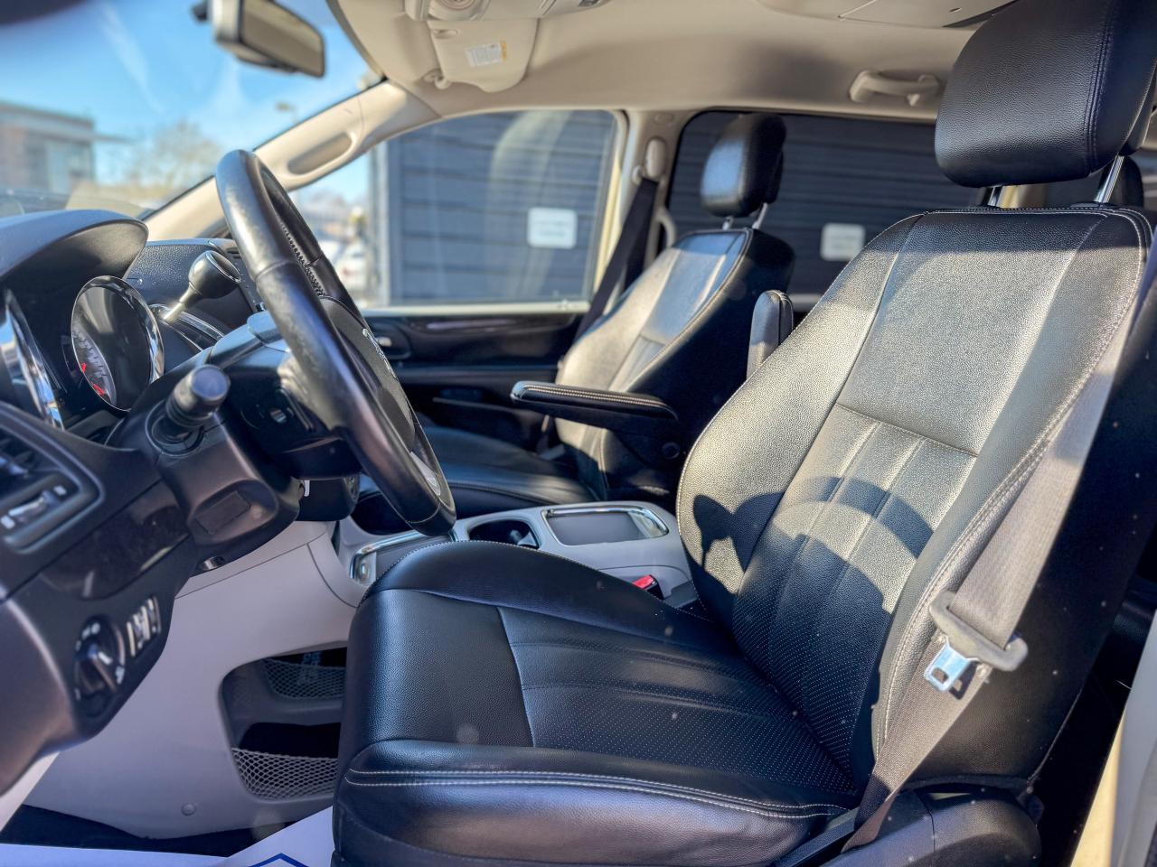 2017 Dodge Grand Caravan Crew Plus/P. SLIDING DOORS/DVD/LEATHER/LOW KM/NAVI Photo