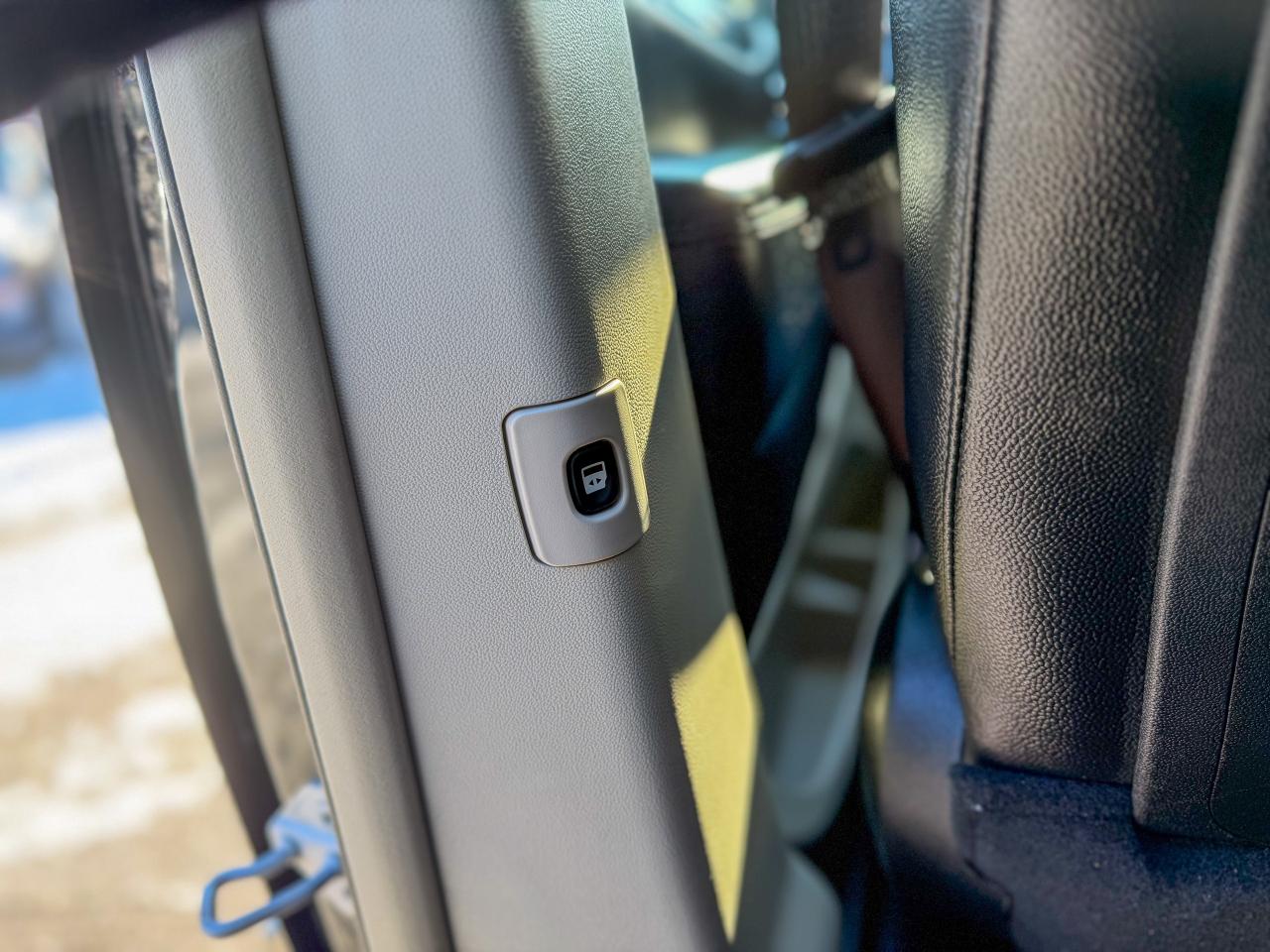 2017 Dodge Grand Caravan Crew Plus/P. SLIDING DOORS/DVD/LEATHER/LOW KM/NAVI Photo