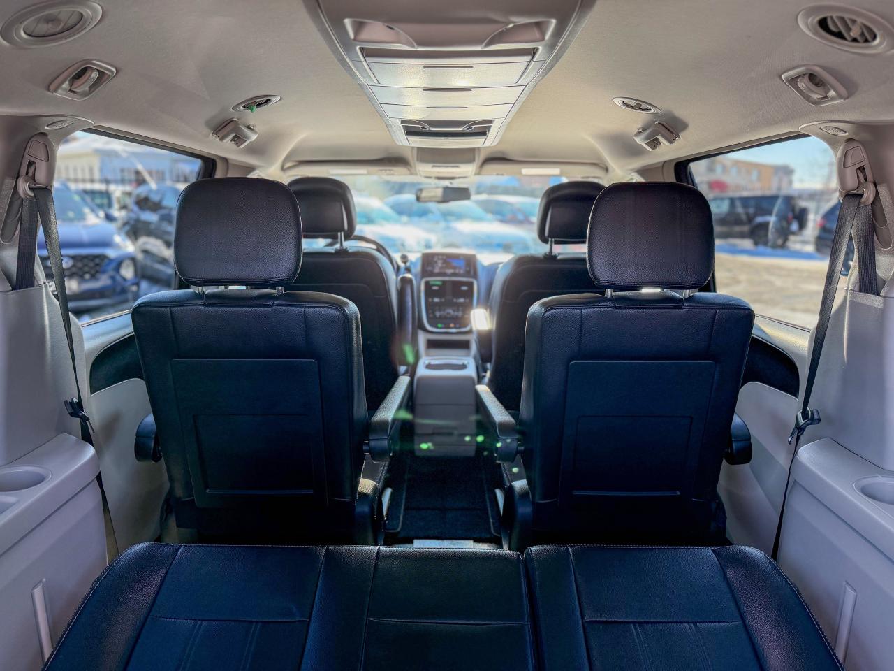 2017 Dodge Grand Caravan Crew Plus/P. SLIDING DOORS/DVD/LEATHER/LOW KM/NAVI Photo