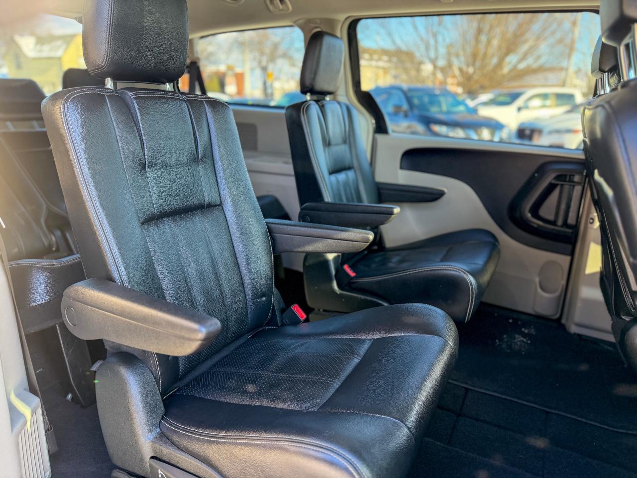 2017 Dodge Grand Caravan Crew Plus/P. SLIDING DOORS/DVD/LEATHER/LOW KM/NAVI Photo