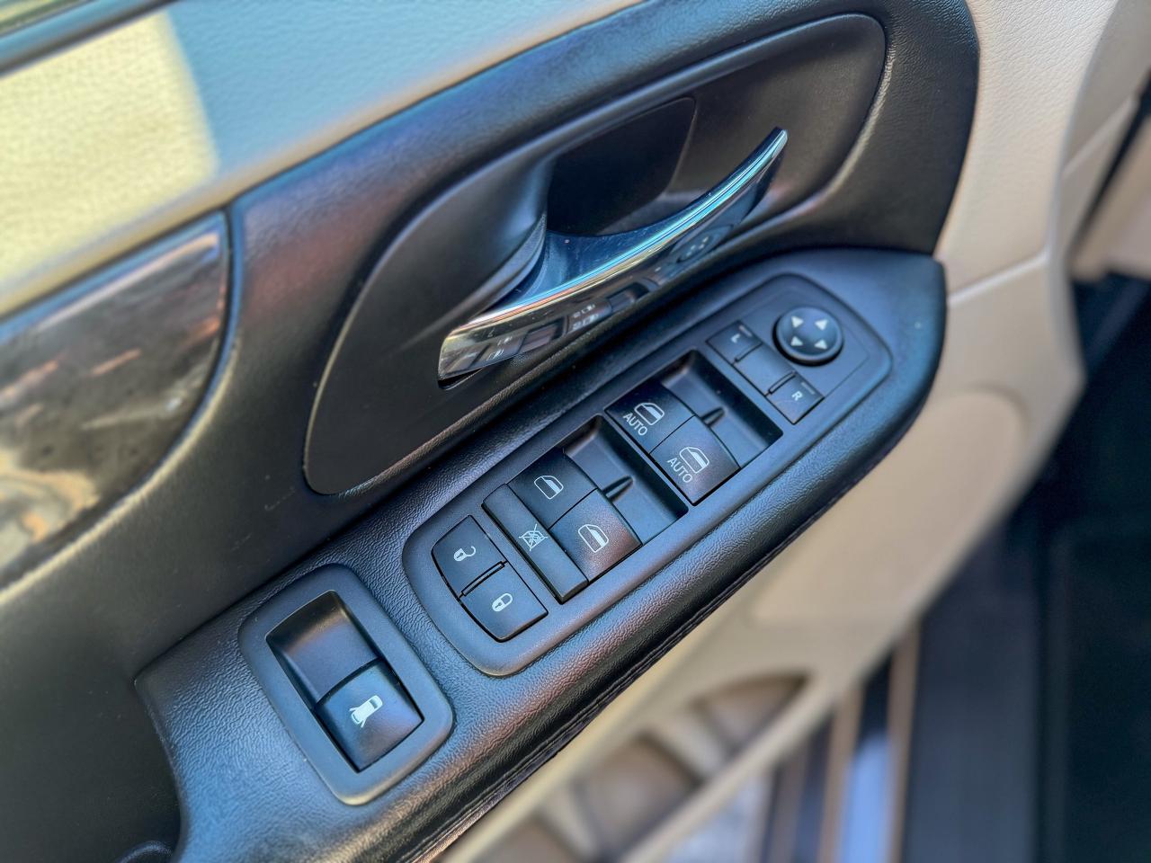 2017 Dodge Grand Caravan Crew Plus/P. SLIDING DOORS/DVD/LEATHER/LOW KM/NAVI Photo