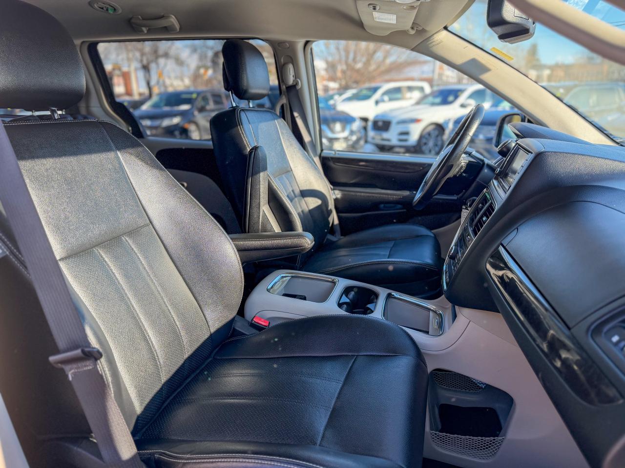 2017 Dodge Grand Caravan Crew Plus/P. SLIDING DOORS/DVD/LEATHER/LOW KM/NAVI Photo