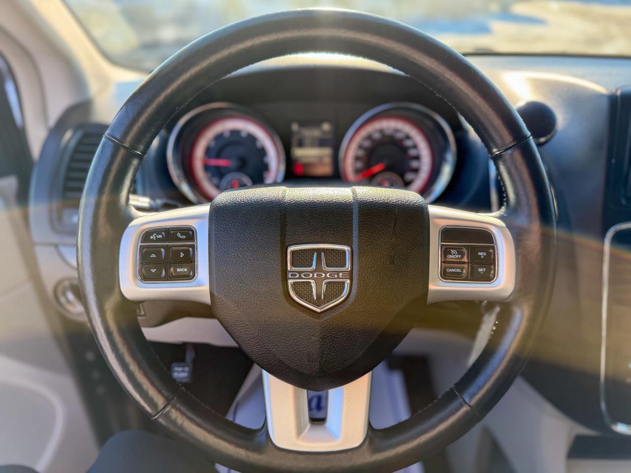 2017 Dodge Grand Caravan Crew Plus/P. SLIDING DOORS/DVD/LEATHER/LOW KM/NAVI Photo