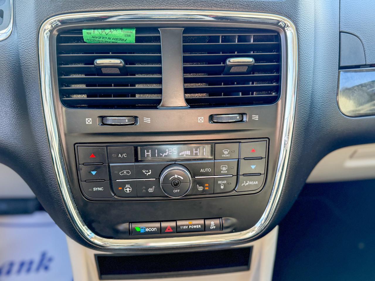 2017 Dodge Grand Caravan Crew Plus/P. SLIDING DOORS/DVD/LEATHER/LOW KM/NAVI Photo