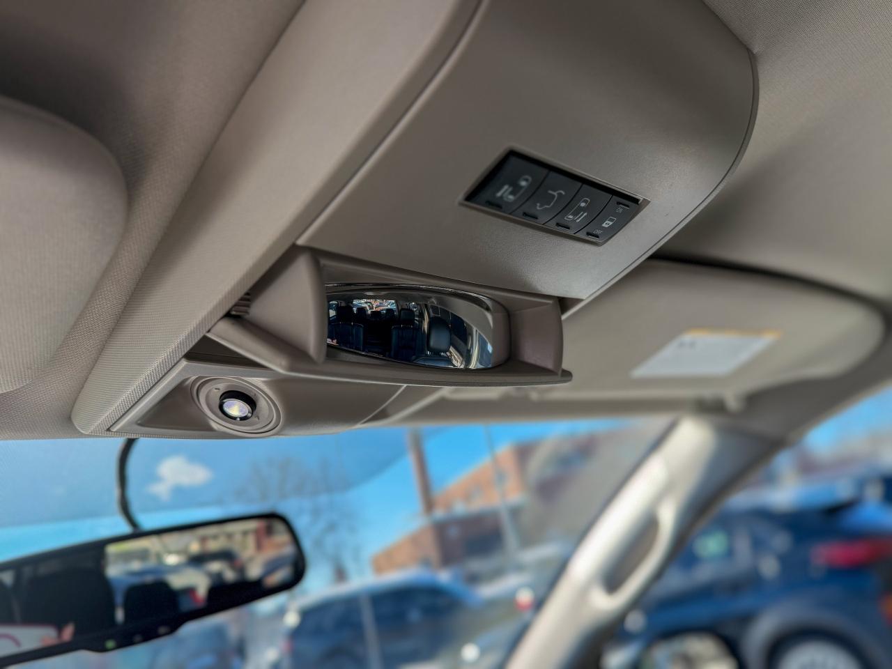 2017 Dodge Grand Caravan Crew Plus/P. SLIDING DOORS/DVD/LEATHER/LOW KM/NAVI Photo