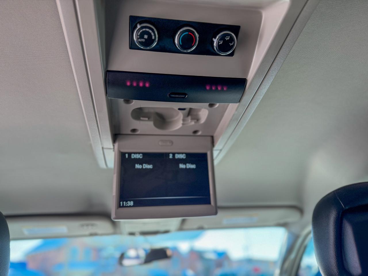 2017 Dodge Grand Caravan Crew Plus/P. SLIDING DOORS/DVD/LEATHER/LOW KM/NAVI Photo