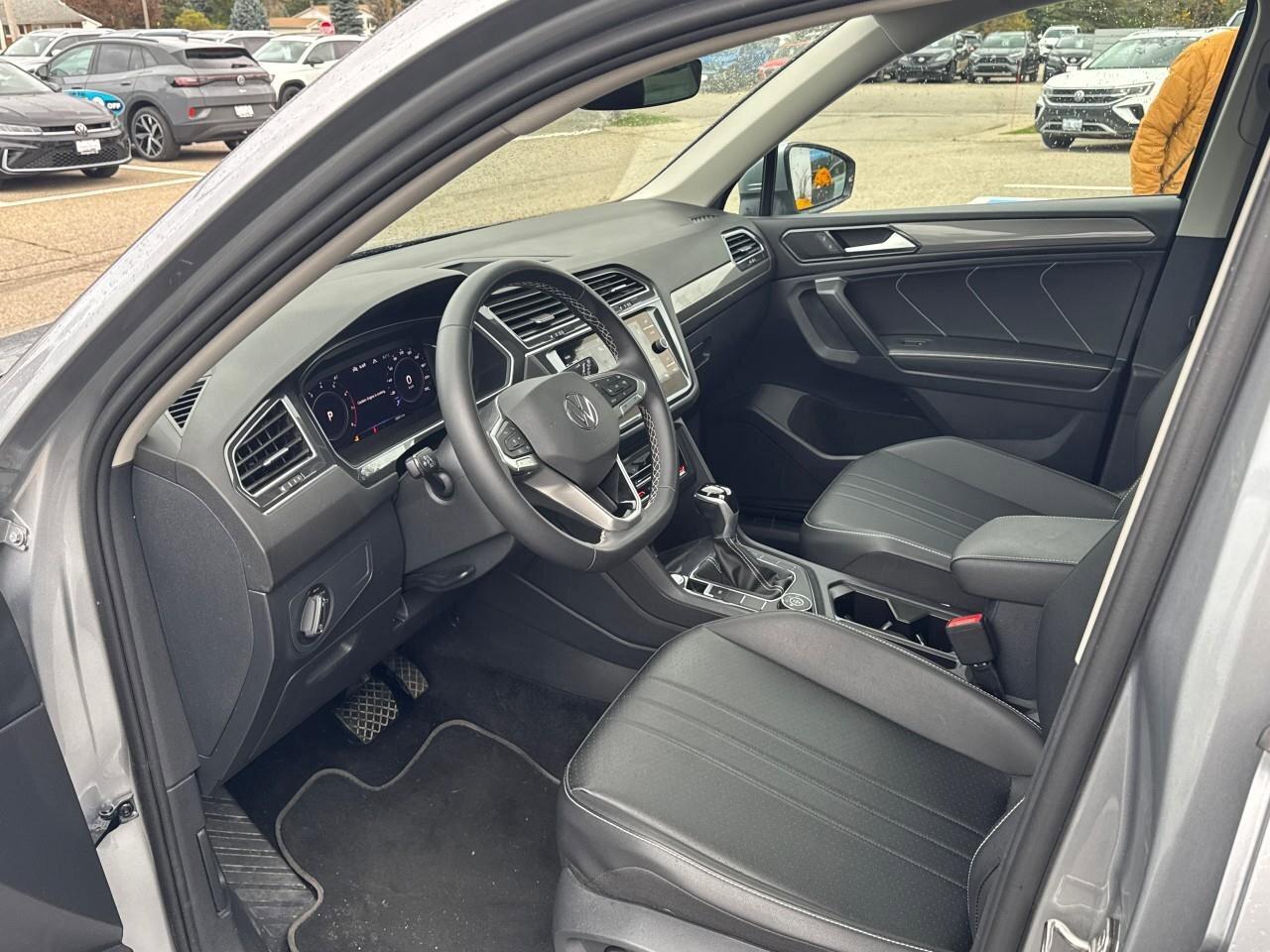 2023 Volkswagen Tiguan ComfortlineACCIDENT-FREE, AWD, SUNROOF, CARPLAY, A Photo