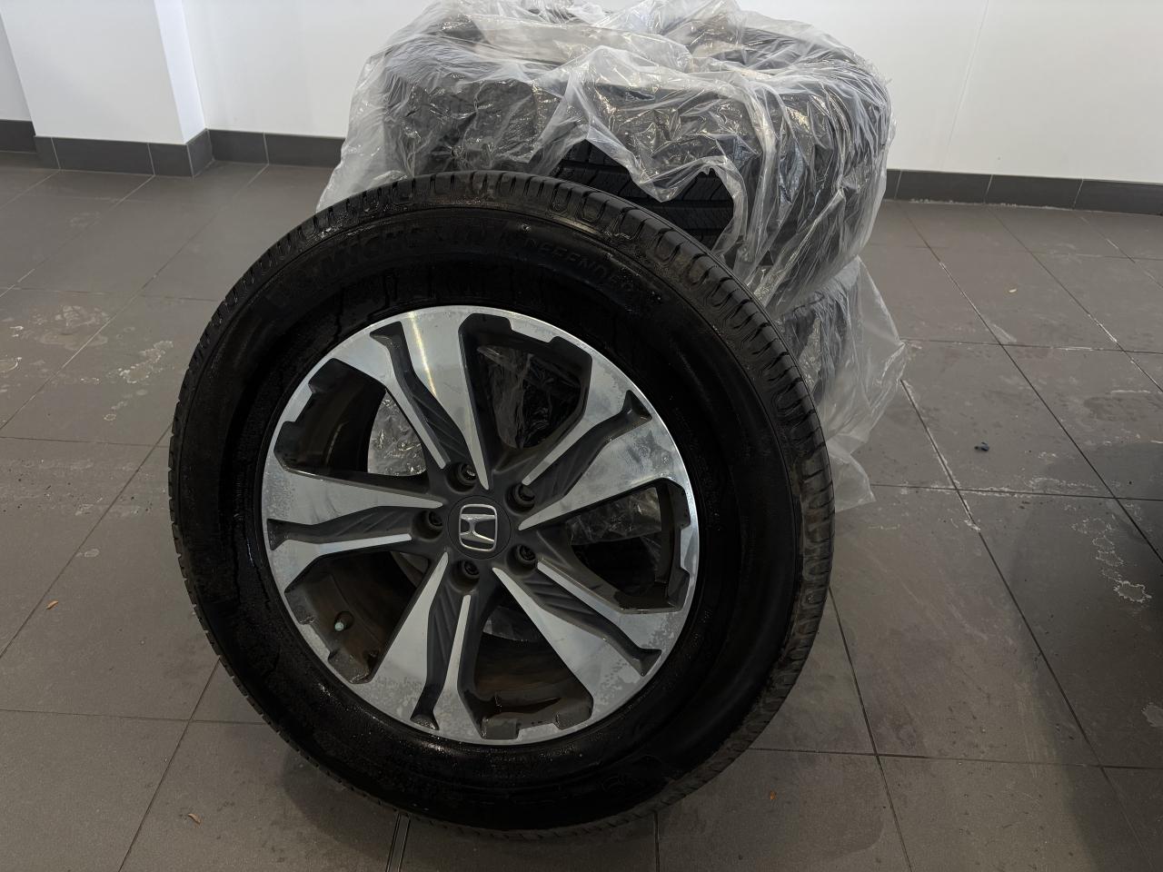 2018 Honda CR-V LX AWD   2 SETS OF TIRES/RIMS   CERTIFIED  CARPLAY Photo