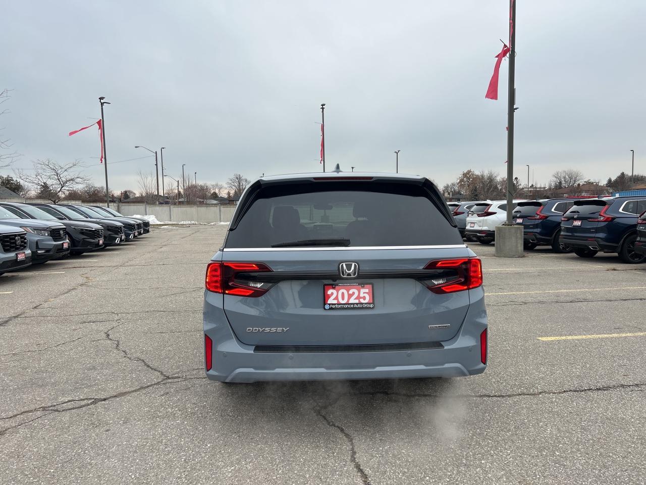 2025 Honda Odyssey Touring Leather  Navigation  Sunroof  CarPlay Photo4