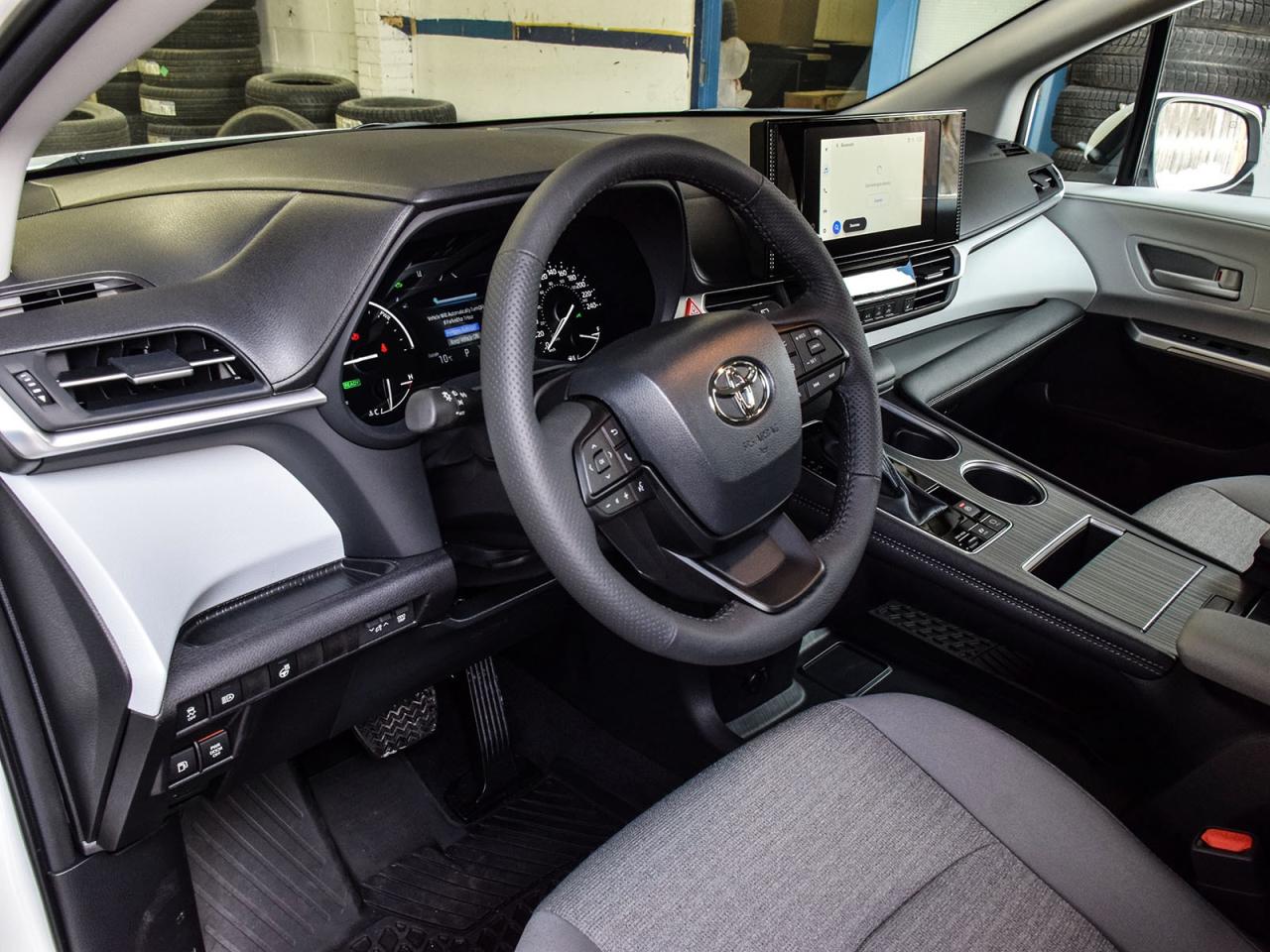 2025 Toyota Sienna LE Photo