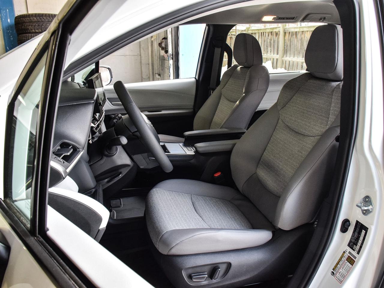 2025 Toyota Sienna LE Photo