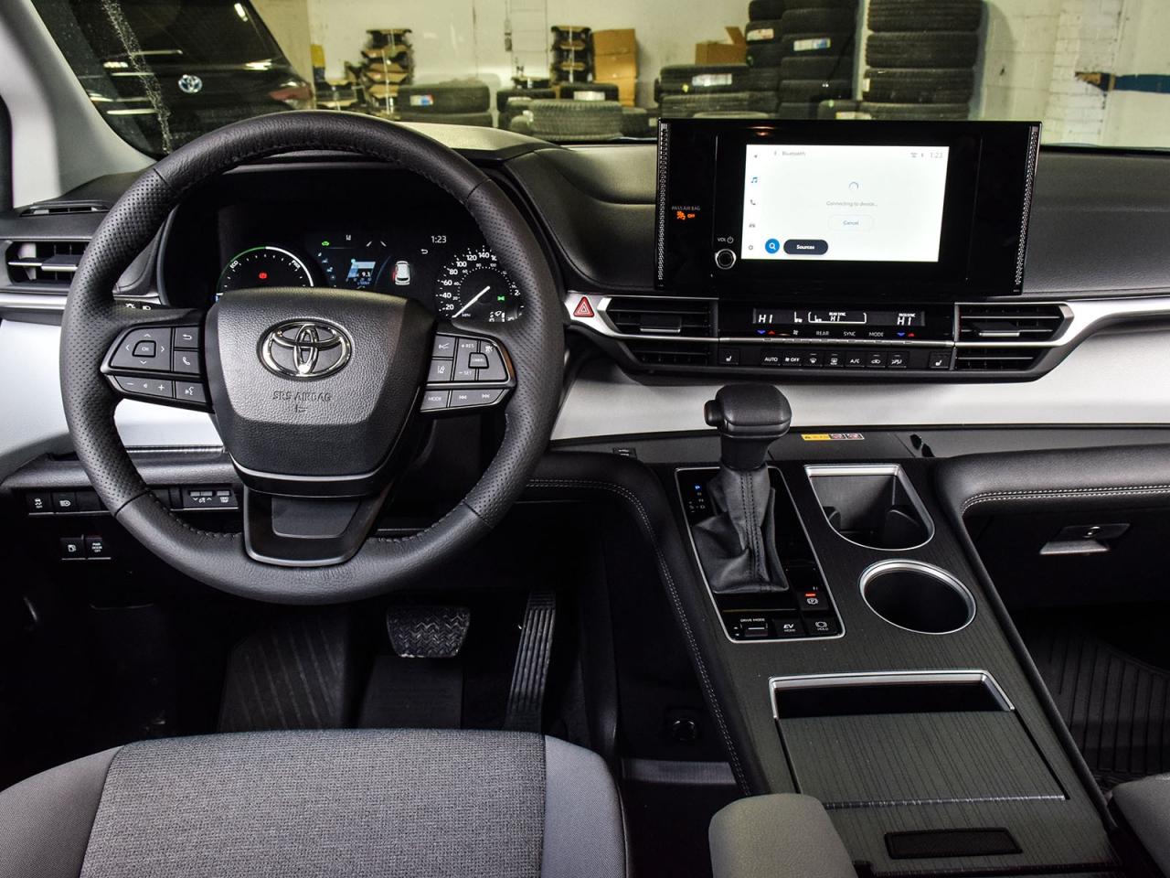 2025 Toyota Sienna LE Photo