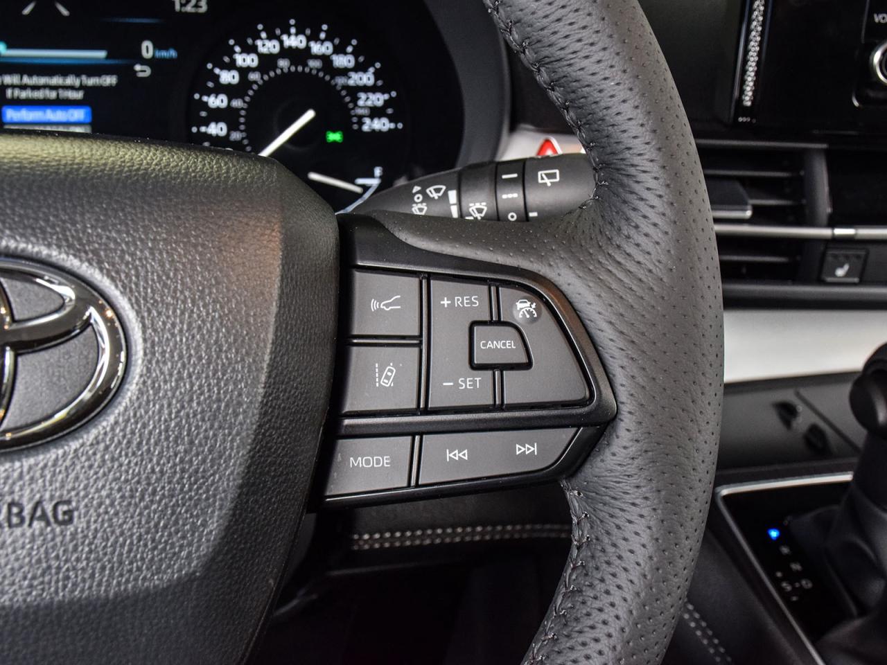 2025 Toyota Sienna LE Photo