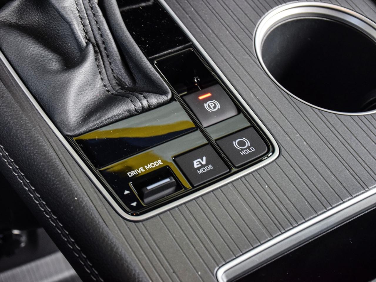 2025 Toyota Sienna LE Photo