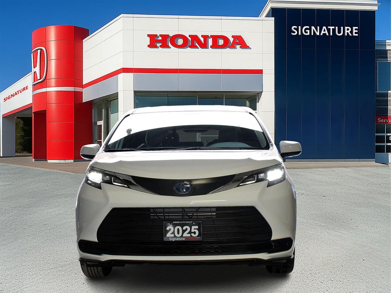 2025 Toyota Sienna LE Photo2