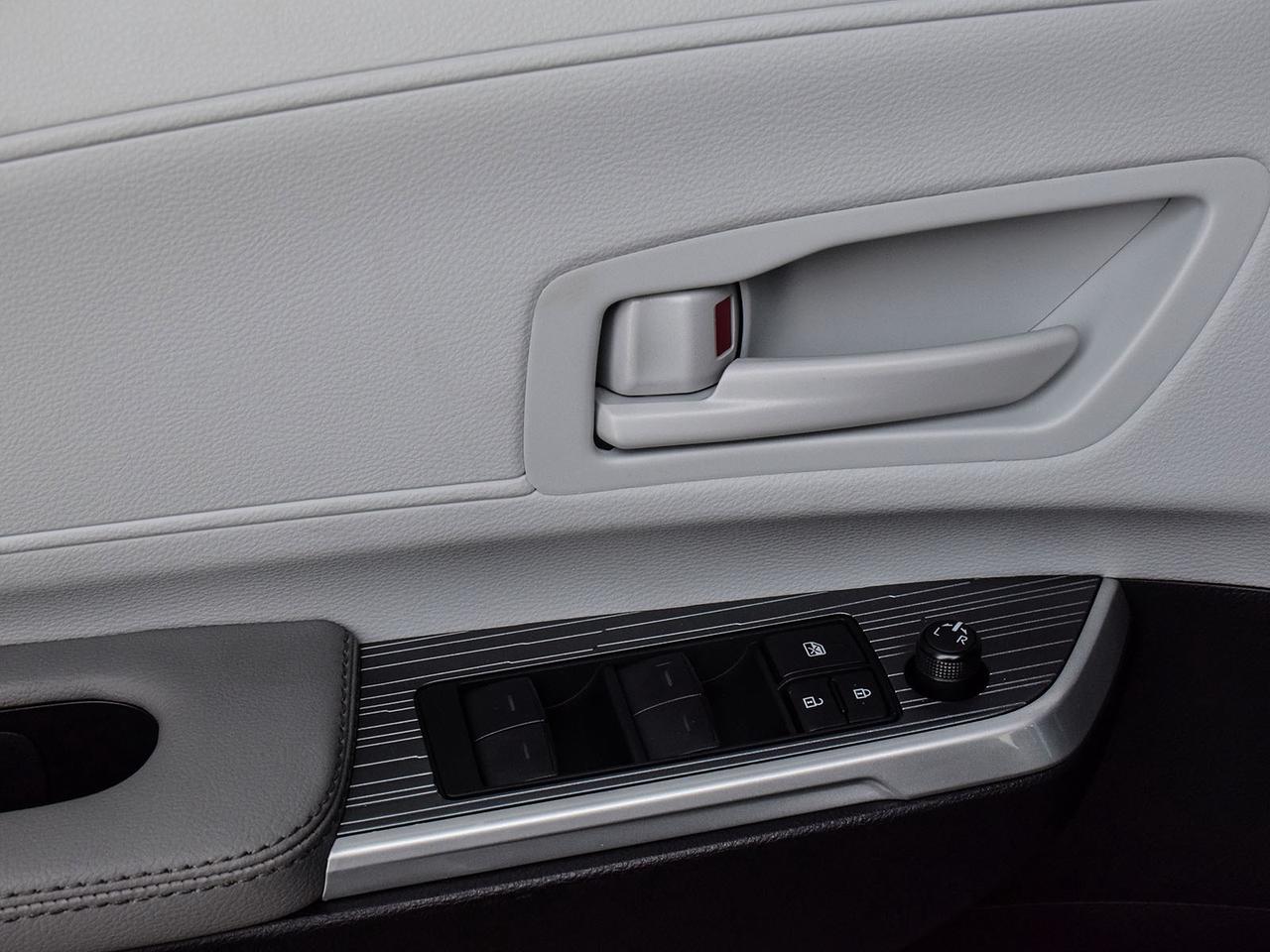 2025 Toyota Sienna LE Photo3