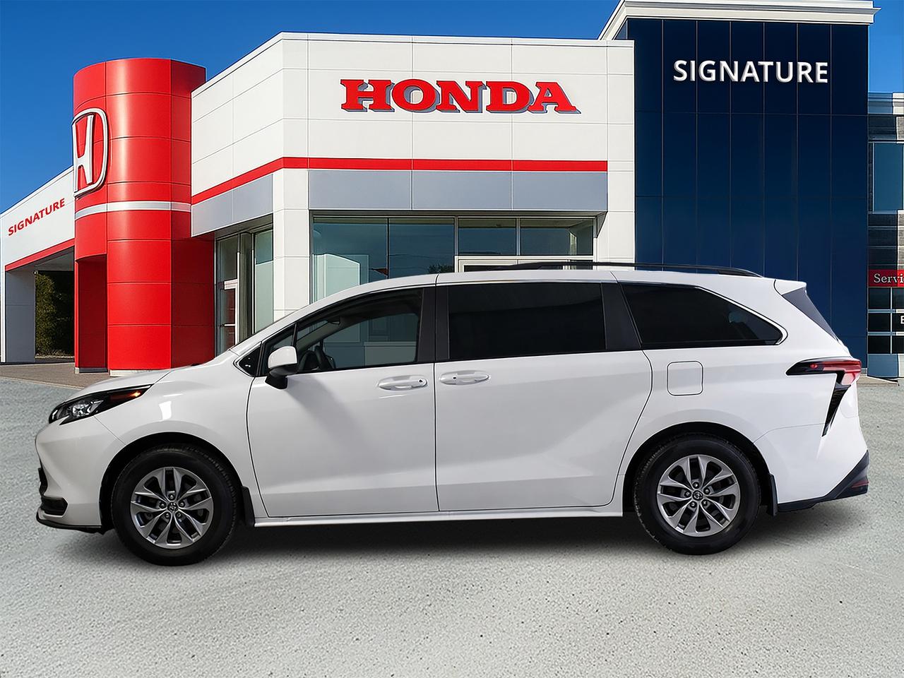 2025 Toyota Sienna LE Photo