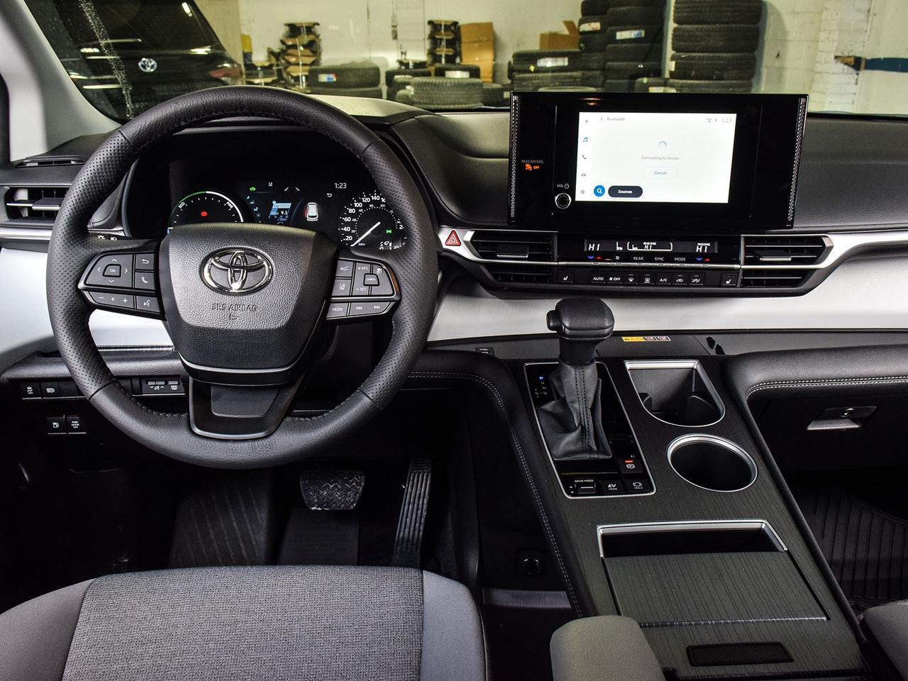 2025 Toyota Sienna LE Photo