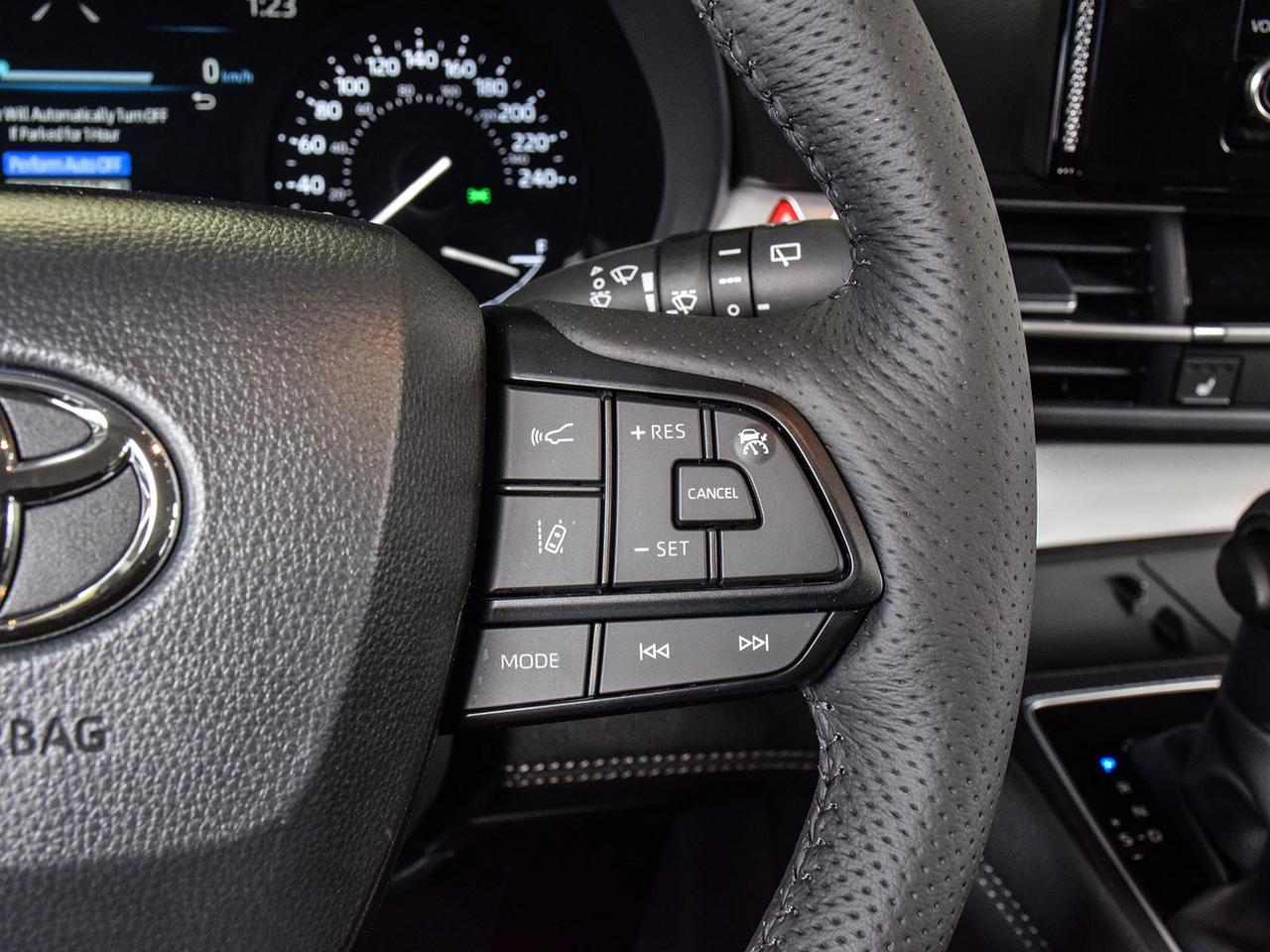 2025 Toyota Sienna LE Photo