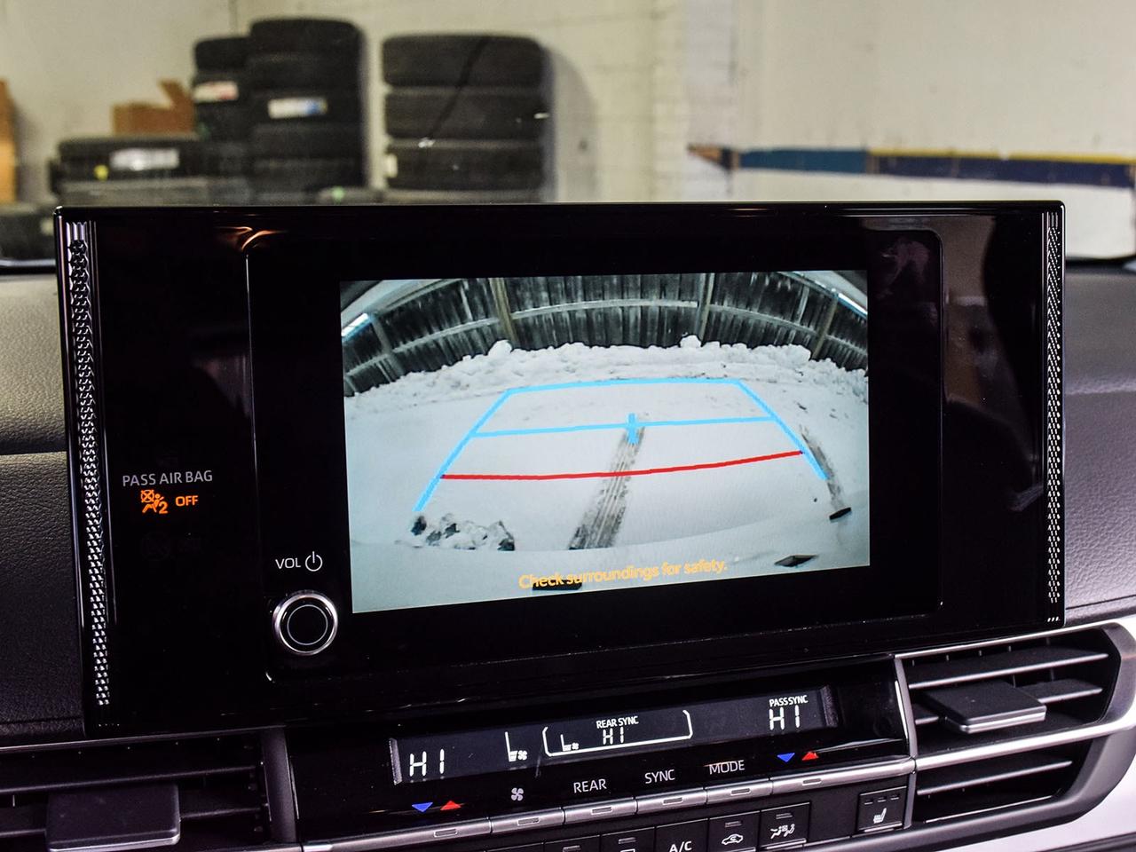 2025 Toyota Sienna LE Photo