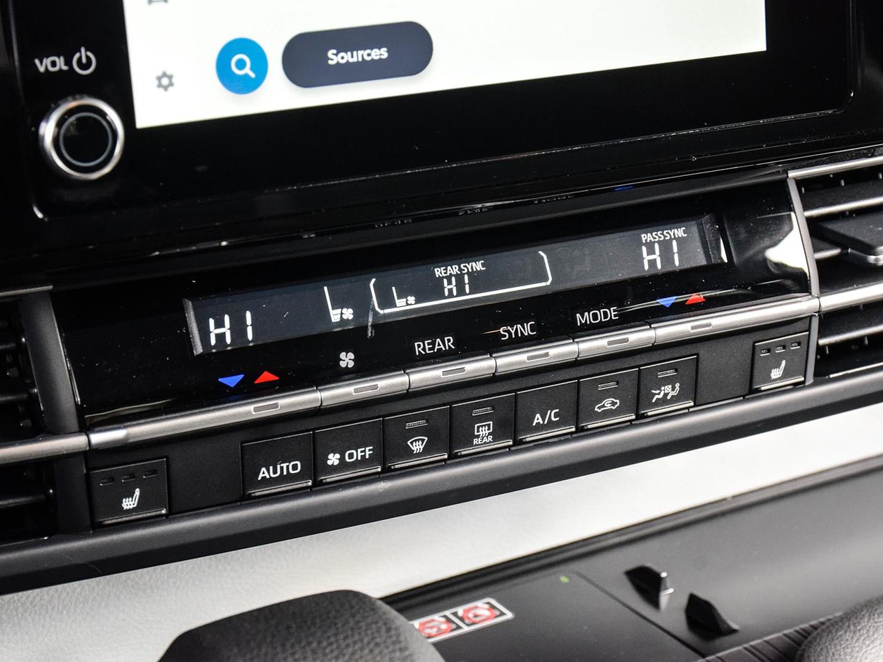 2025 Toyota Sienna LE Photo