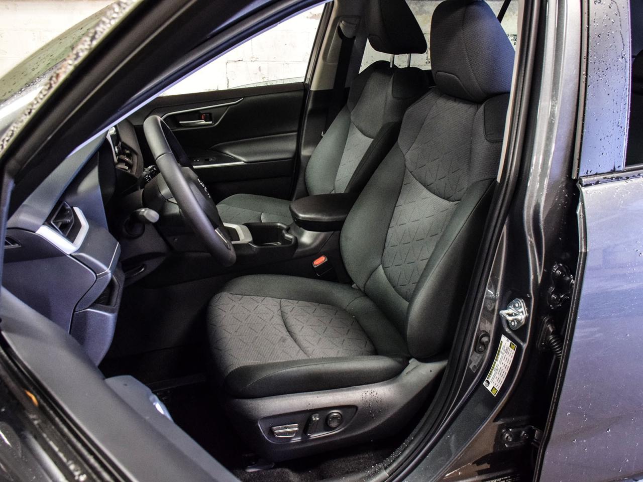 2025 Toyota RAV4 Hybrid XLE Photo