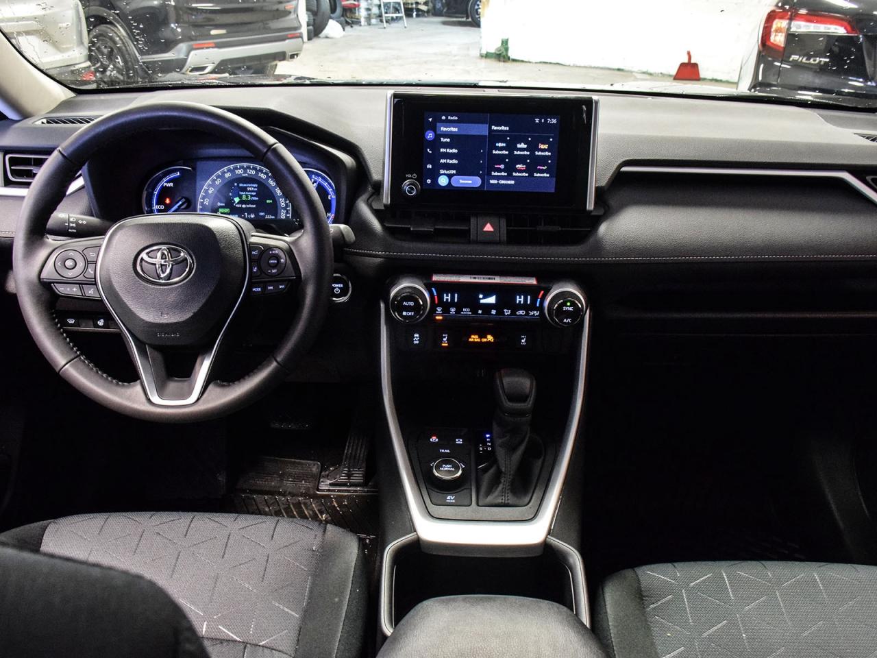 2025 Toyota RAV4 Hybrid XLE Photo