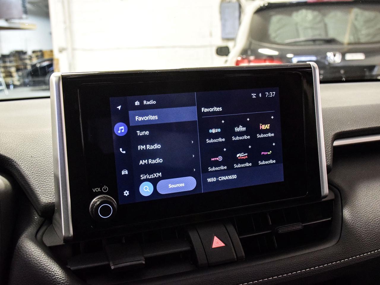 2025 Toyota RAV4 Hybrid XLE Photo