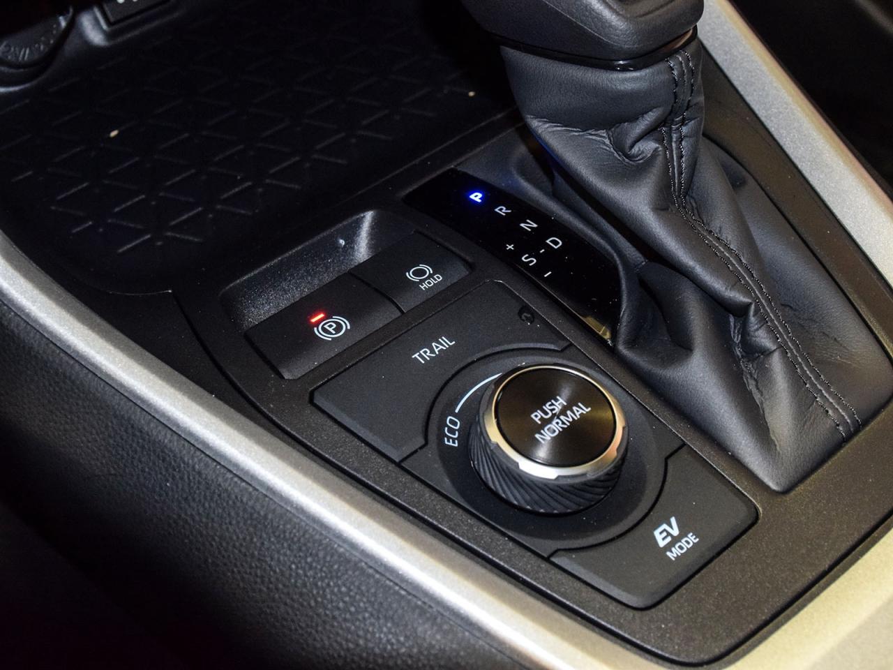 2025 Toyota RAV4 Hybrid XLE Photo