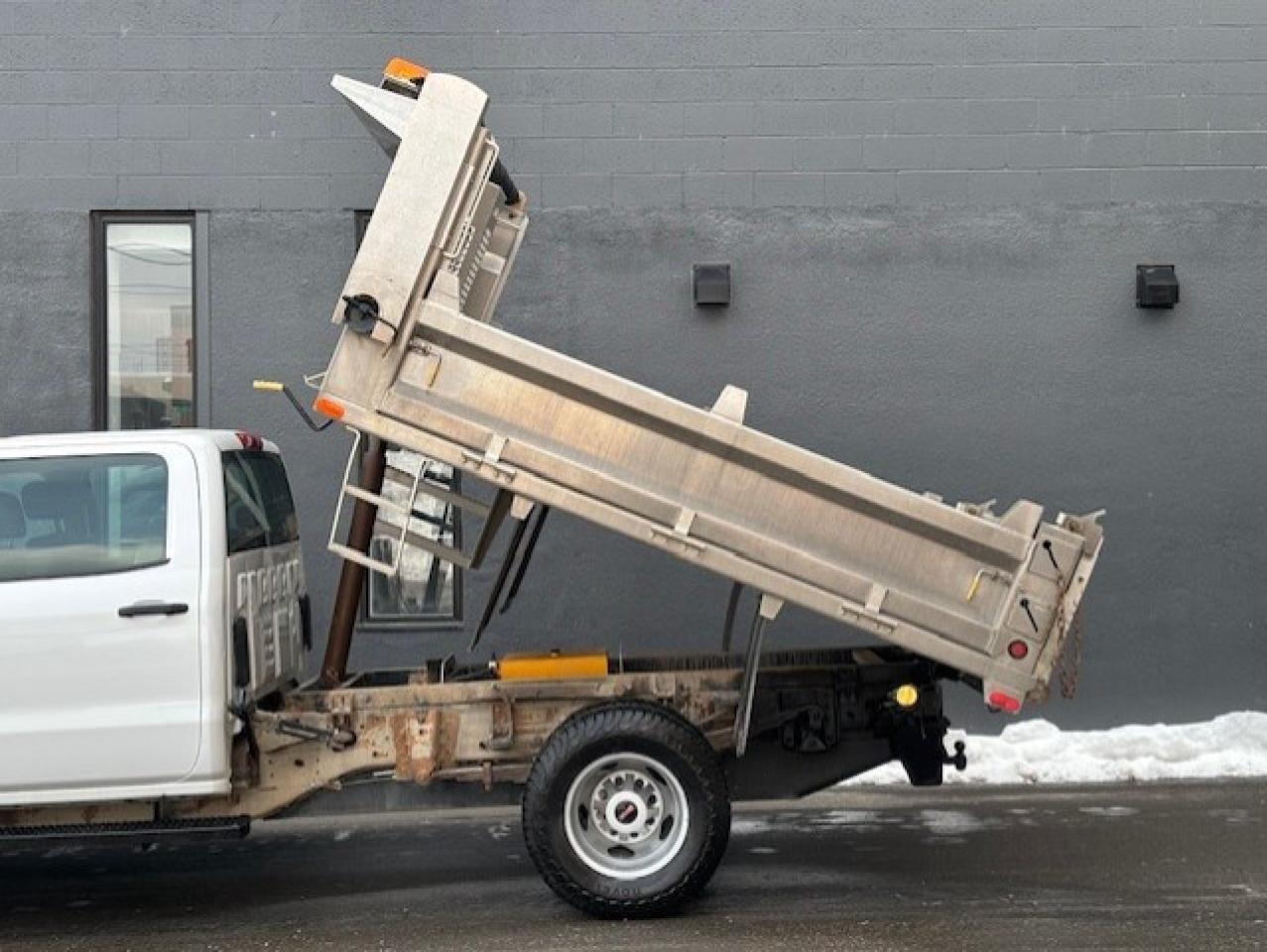 2019 GMC Sierra 3500HD CREW CAB **ALUMINUM DUMP BOX-1 OWNER-CERTIFIED** Photo4