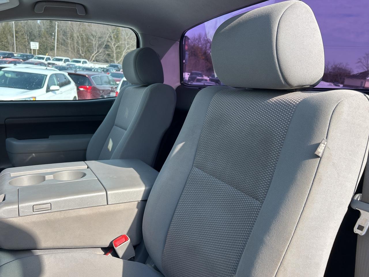 2013 Toyota Tundra LONG BOX, REG CAB, 4X4, CLEAN CARFAX! Photo4