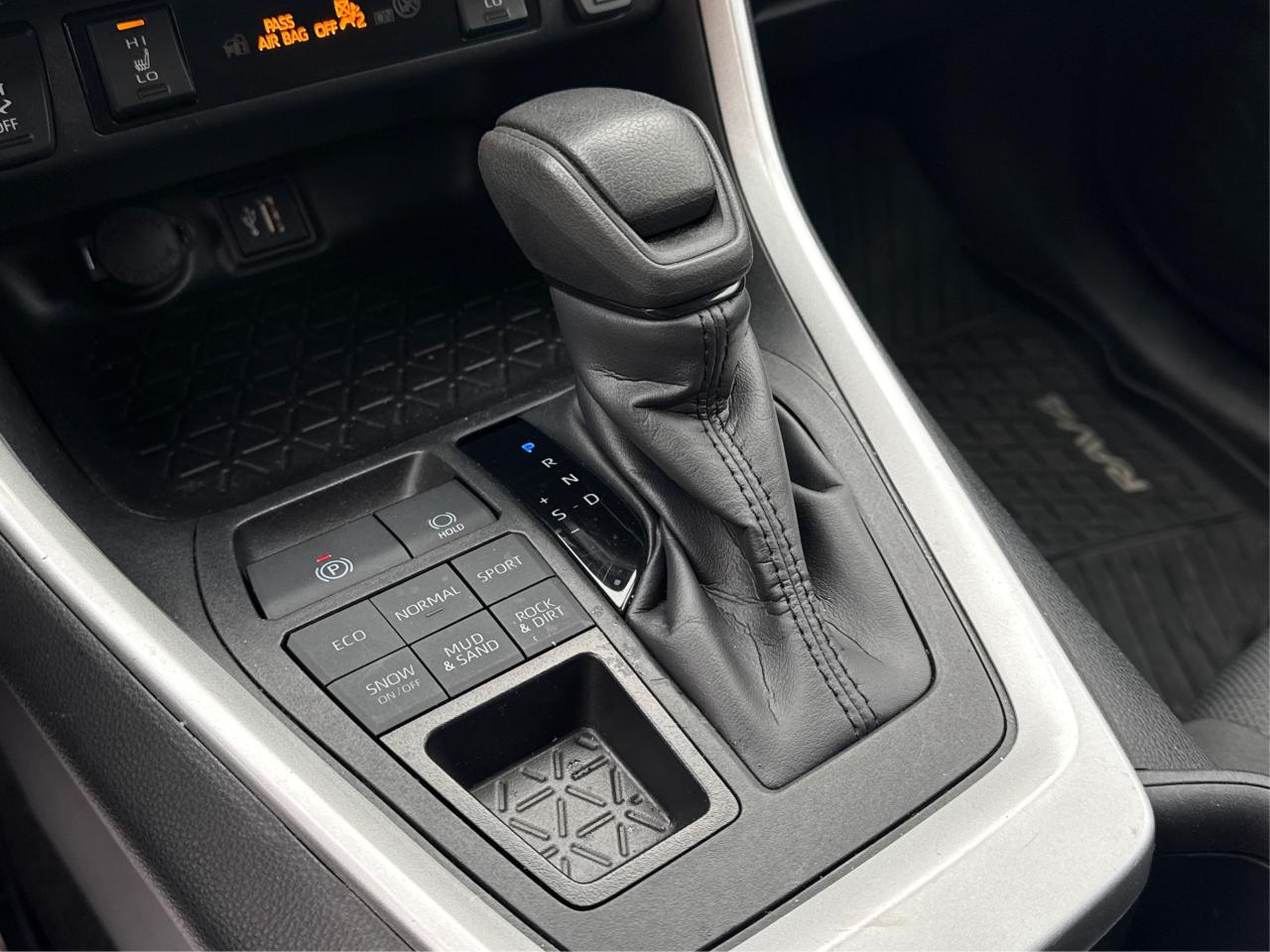 2025 Toyota RAV4 LE AWD HEATED SEATS! MINT! WE FINANCE ALL CREDIT Photo