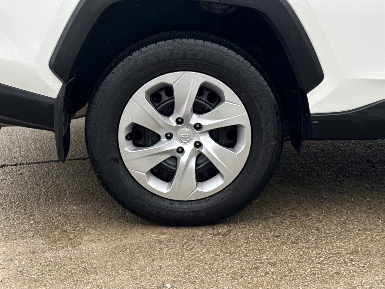 2025 Toyota RAV4 LE AWD HEATED SEATS! MINT! WE FINANCE ALL CREDIT Photo