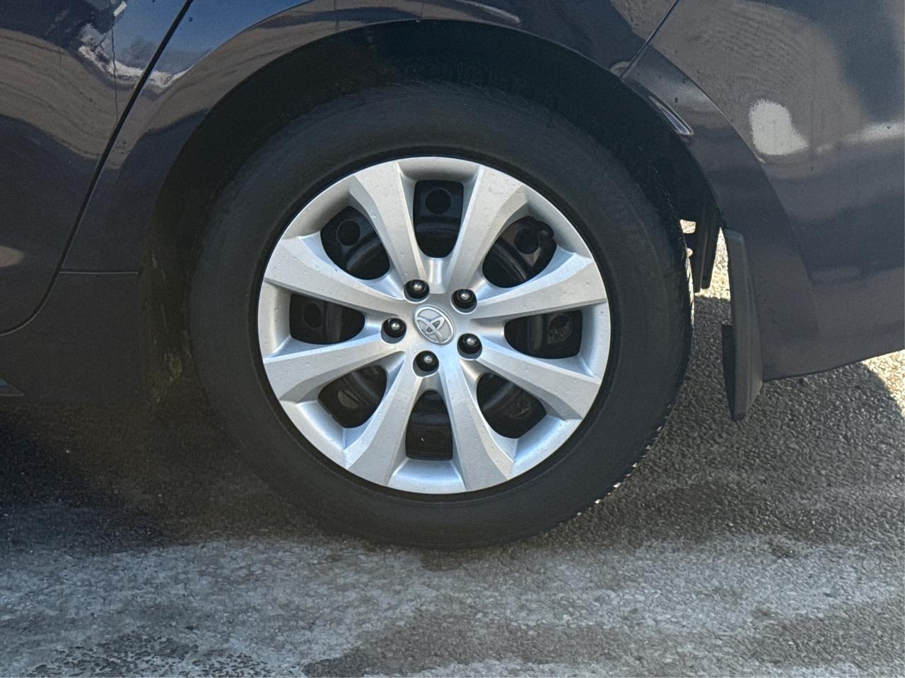 2024 Toyota Corolla LE HEATED SEATS MINT! WE FINANCE ALL CREDIT! Photo