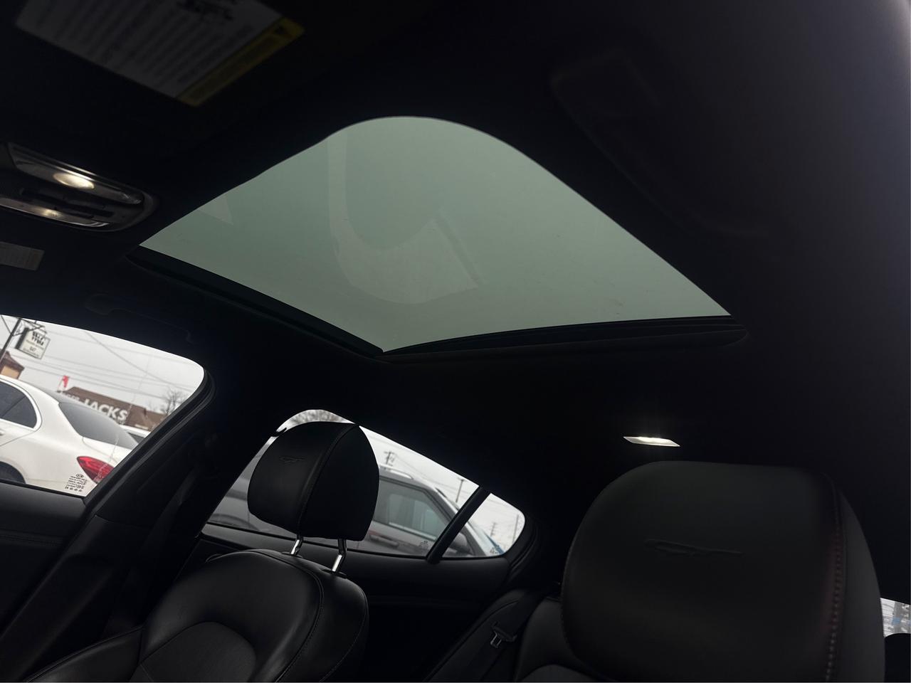 2018 Kia Stinger NAV PANO ROOF LEATHER CLEAN WE FINANCE ALL CREDIT! Photo