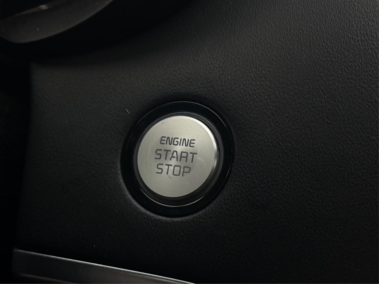 2018 Kia Stinger NAV PANO ROOF LEATHER CLEAN WE FINANCE ALL CREDIT! Photo