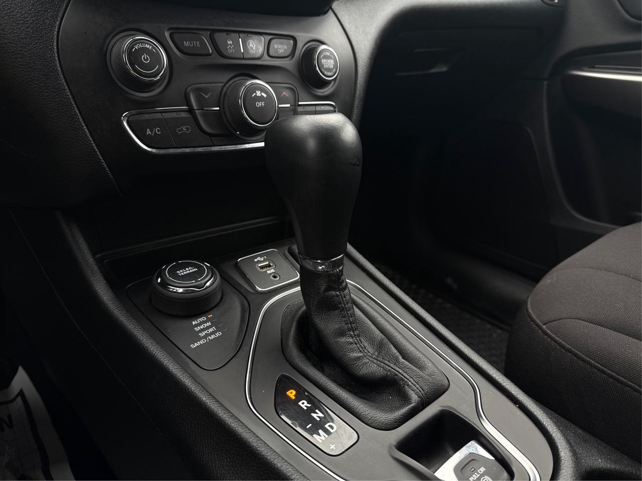 2020 Jeep Cherokee AWD HEATED SEATS REAR CAM WE FINANCE ALL CREDIT Photo