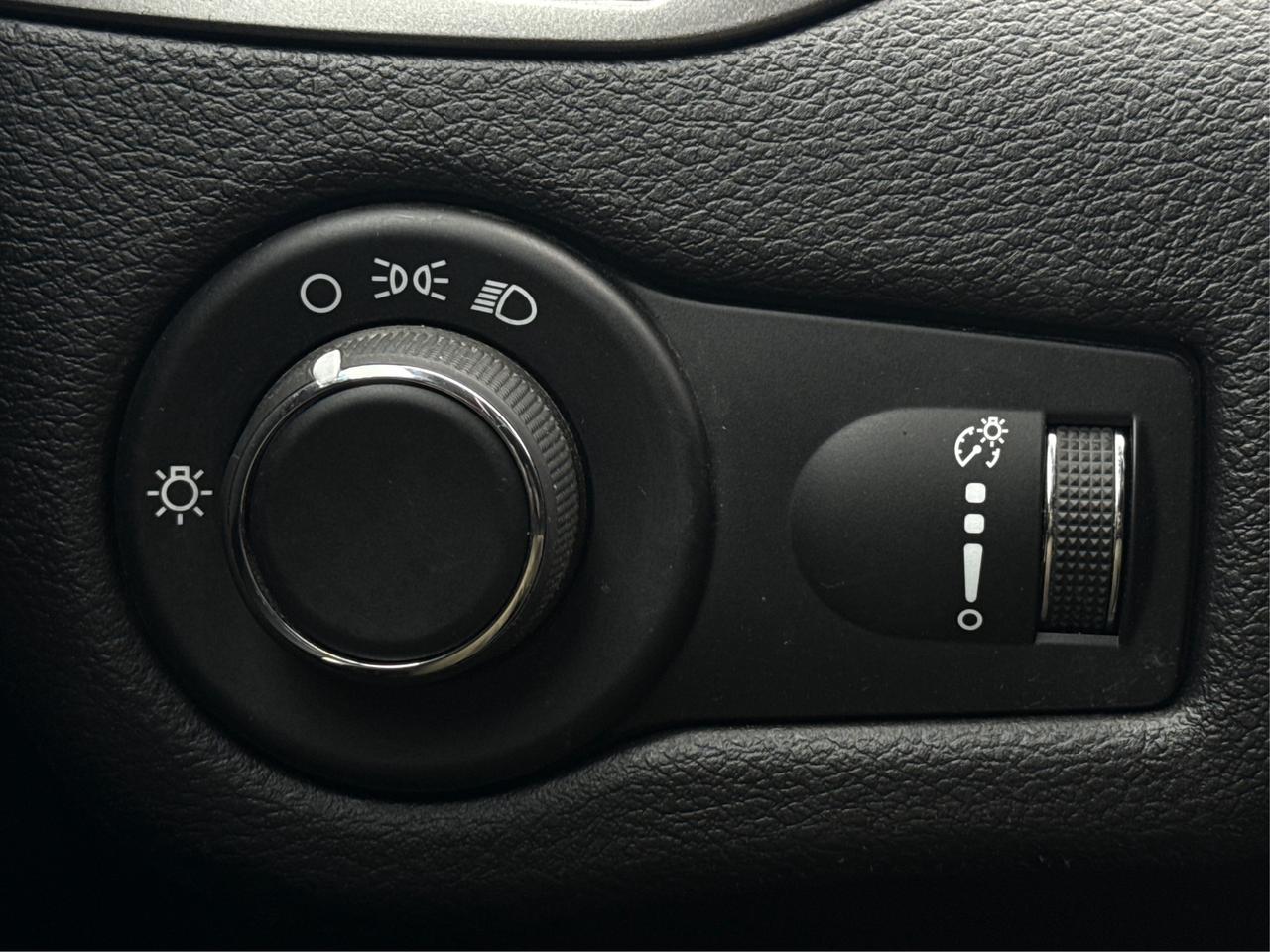 2020 Jeep Cherokee AWD HEATED SEATS REAR CAM WE FINANCE ALL CREDIT Photo