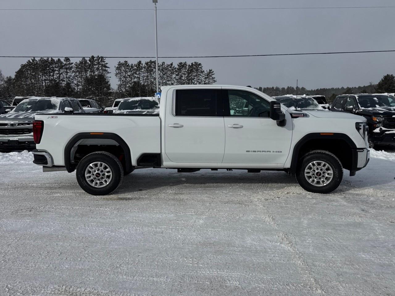 2026 GMC SIERRA 2500HD Crew Cab Standard Box 4-Wheel Drive SLE Photo3