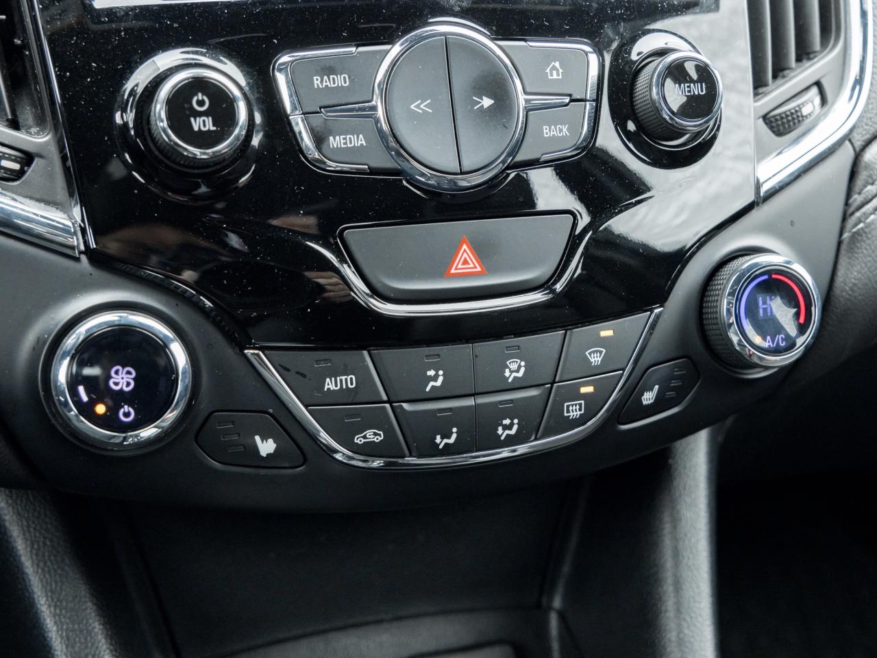 2018 Chevrolet Cruze 4dr Sdn 1.4L Premier   Local trade   Clean carfax! Photo