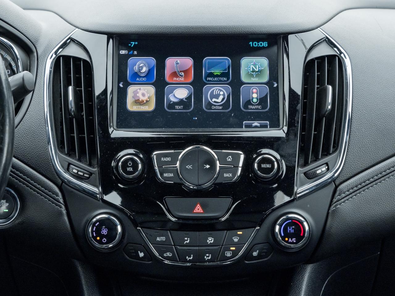 2018 Chevrolet Cruze 4dr Sdn 1.4L Premier   Local trade   Clean carfax! Photo