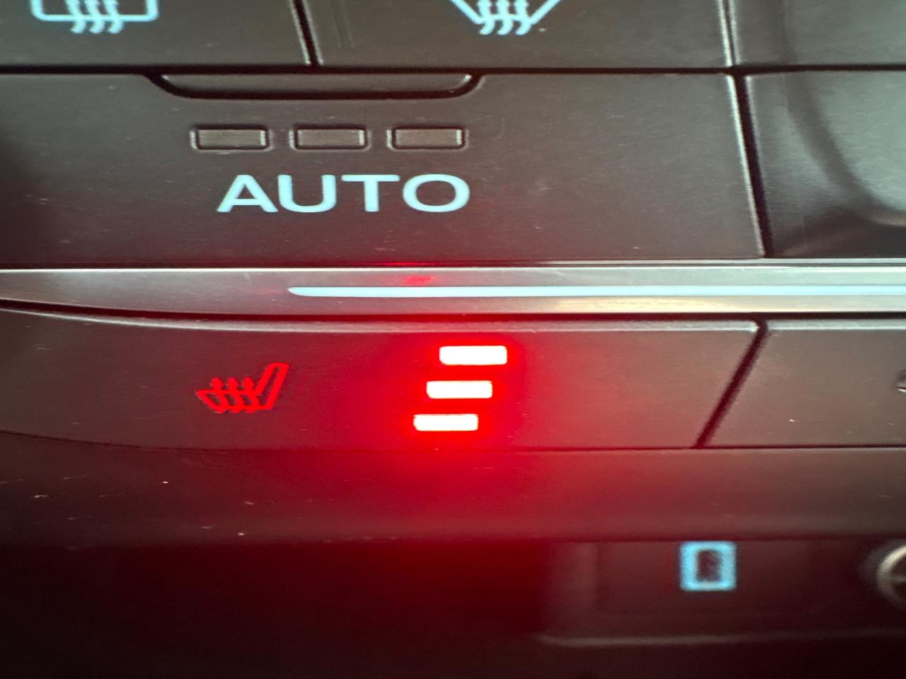 2020 Ford Escape SEL + Heated Cloth + Navi + 1 Owner Photo