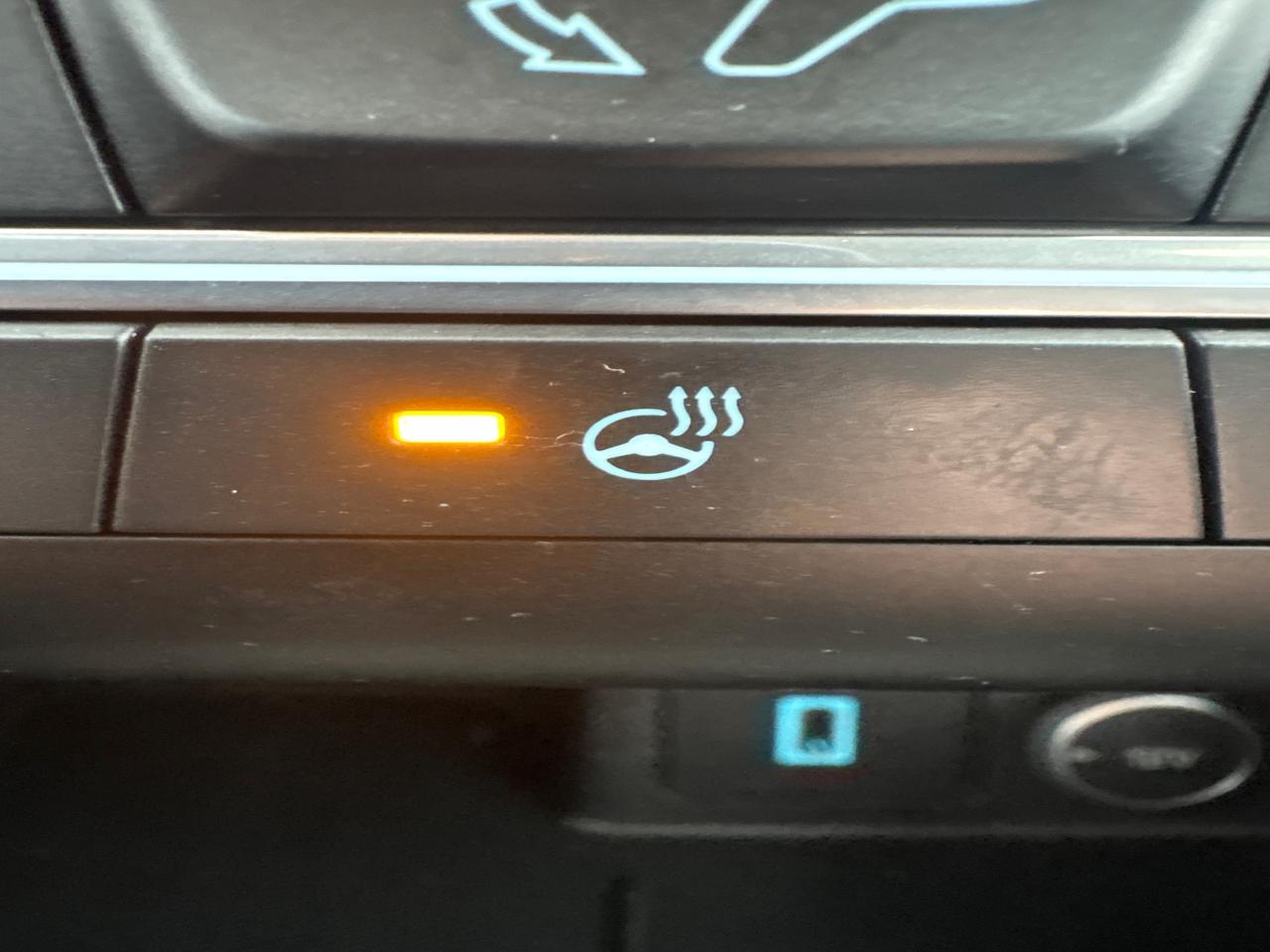 2020 Ford Escape SEL + Heated Cloth + Navi + 1 Owner Photo