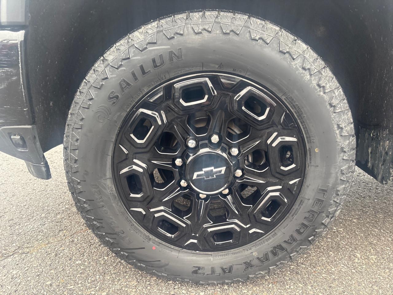 2024 Chevrolet SILVERADO 2500HD High Country 2500 + Premium Pkg + Midnight Edition Photo