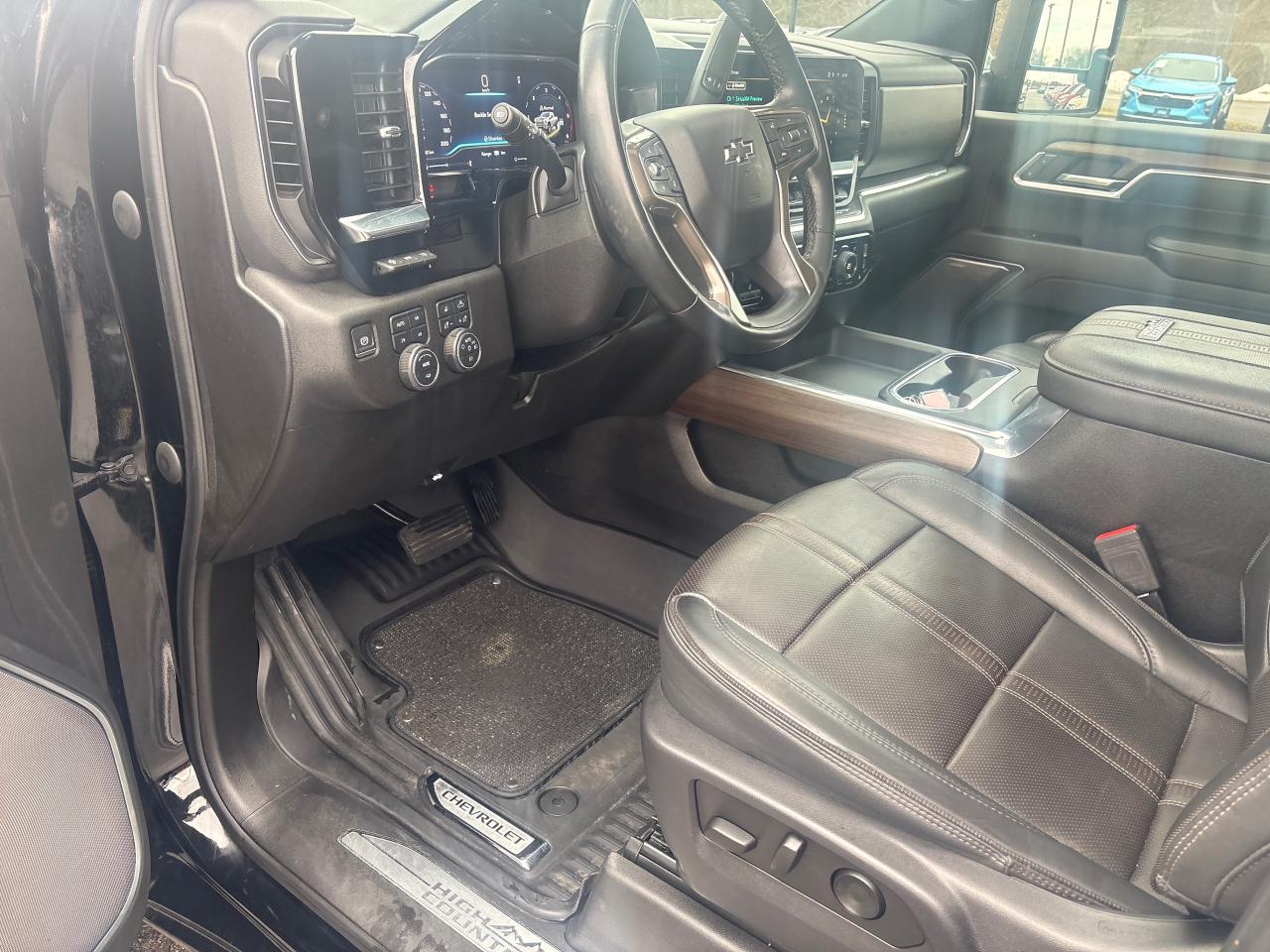 2024 Chevrolet SILVERADO 2500HD High Country 2500 + Premium Pkg + Midnight Edition Photo